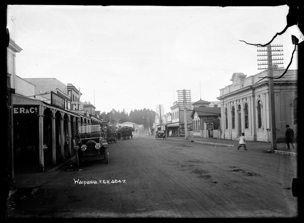 WAIPAWA IN ABOUT 1913 - HIGH JINKS ON HIGH STREET - HOW ABOUT A CLOSER LOOK?