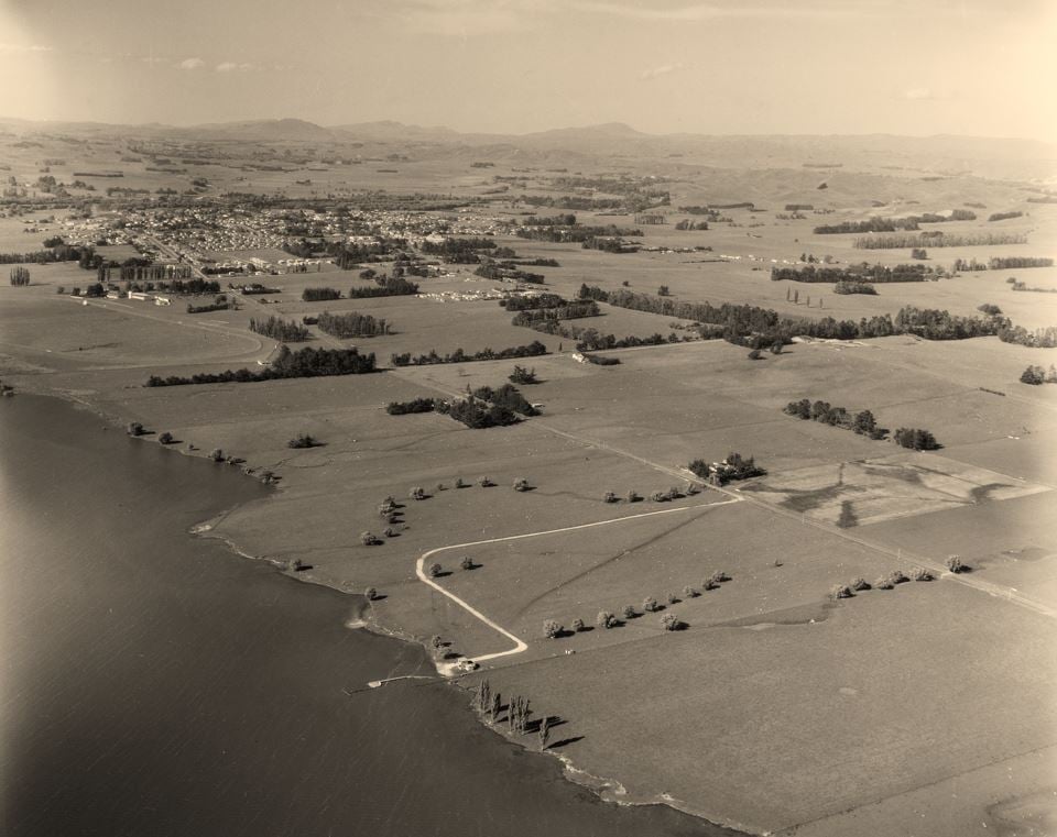 WAIPUKURAU - A LOT OF WATER ACTIVITIES ON HATUMA LAKE (1958 PHOTO)