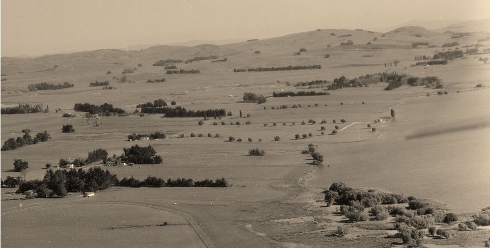 WAIPUKURAU - A LOT OF WATER ACTIVITIES ON HATUMA LAKE (1958 PHOTO)