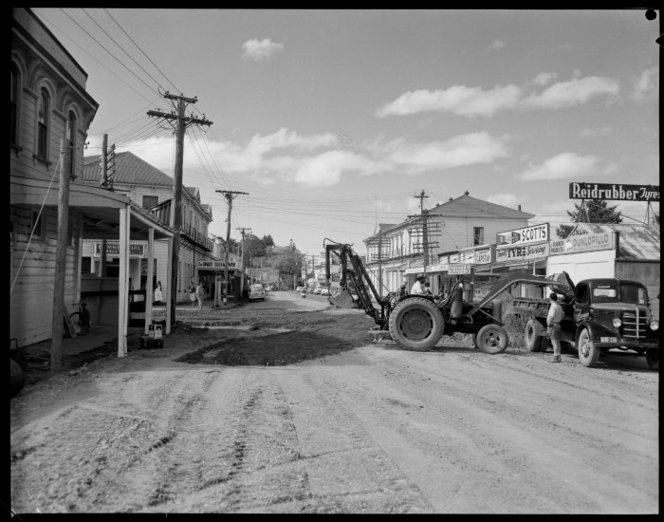 BEFORE THE NEW (1958) WAIPAWA TRAFFIC BRIDGE AND THE B.P. - THERE WAS SCOTT'S GARAGE.