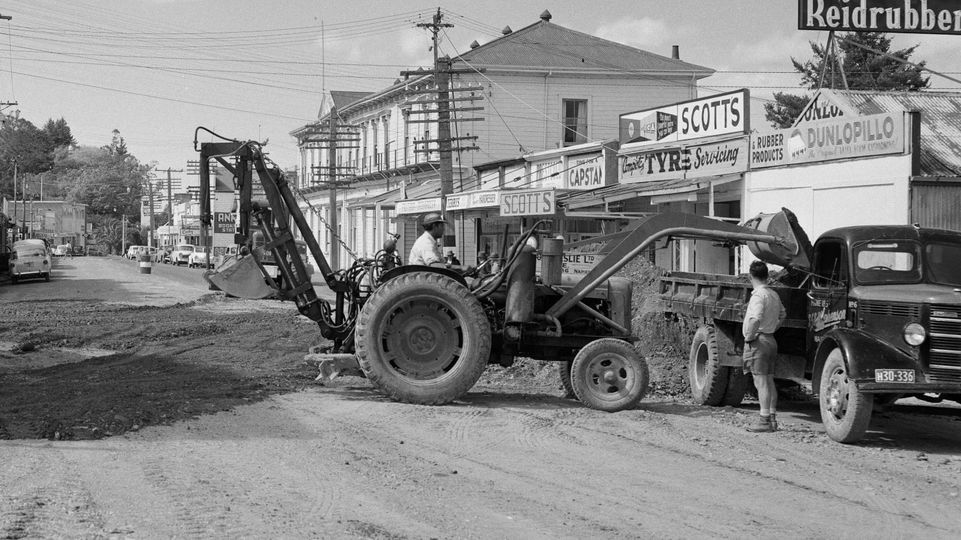 NO ORANGE CONES - WAIPAWA IN 1958 - ENABLING TRAFFIC ACCESS TO THE NEW BRIDGE - IT'S ALL A-GO ON HIGH STREET.