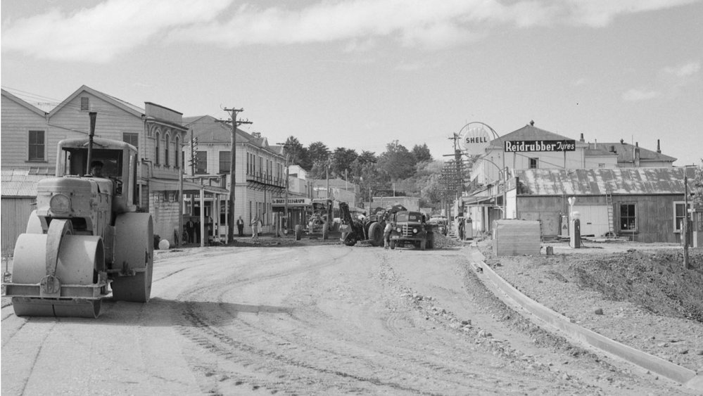 NO ORANGE CONES - WAIPAWA IN 1958 - ENABLING TRAFFIC ACCESS TO THE NEW BRIDGE - IT'S ALL A-GO ON HIGH STREET.