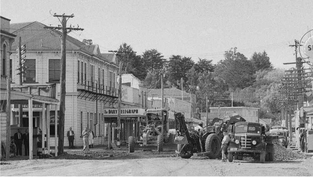 NO ORANGE CONES - WAIPAWA IN 1958 - ENABLING TRAFFIC ACCESS TO THE NEW BRIDGE - IT'S ALL A-GO ON HIGH STREET.