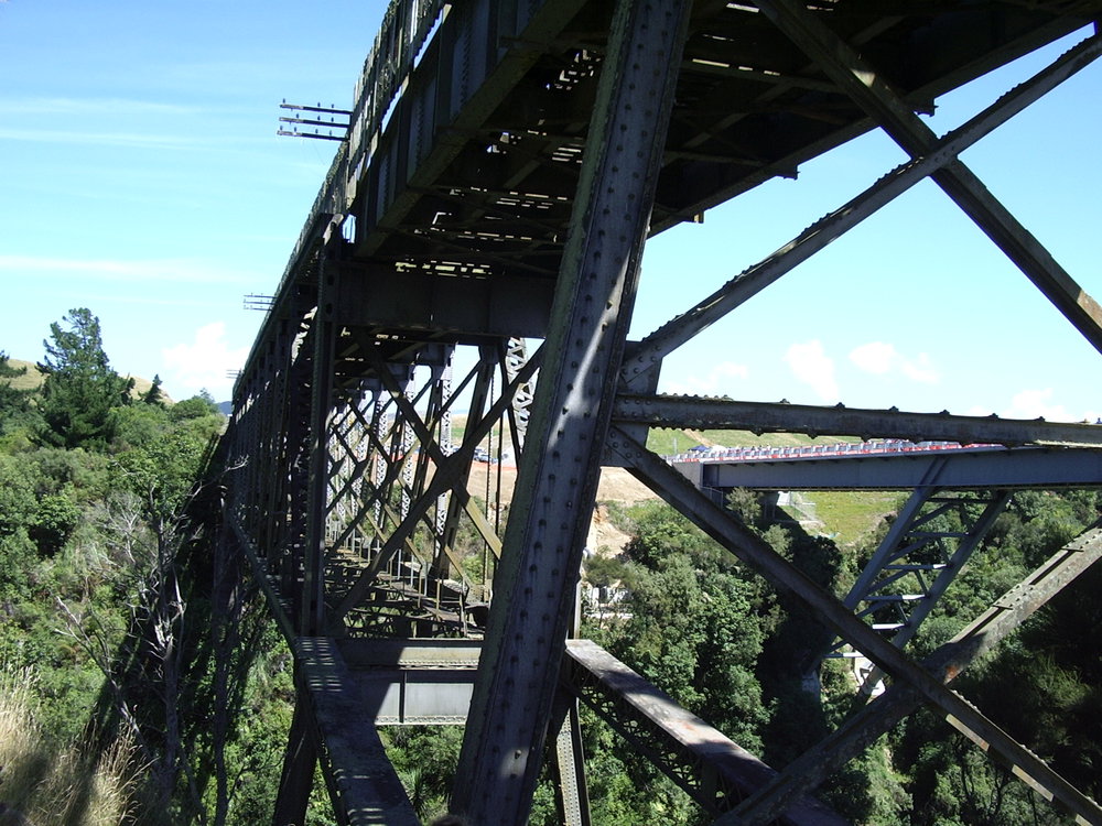 Matahorua rail bridge over Matahorua Gorge, SH2, showing new road bridge in background, 2011