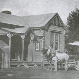 Horse bus outside Havelock North Post Office 1911