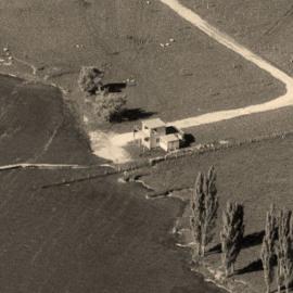 WAIPUKURAU - A LOT OF WATER ACTIVITIES ON HATUMA LAKE (1958 PHOTO)