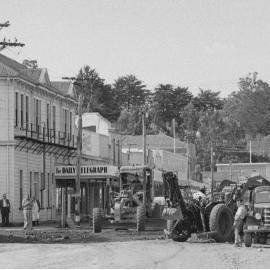 NO ORANGE CONES - WAIPAWA IN 1958 - ENABLING TRAFFIC ACCESS TO THE NEW BRIDGE - IT'S ALL A-GO ON HIGH STREET.